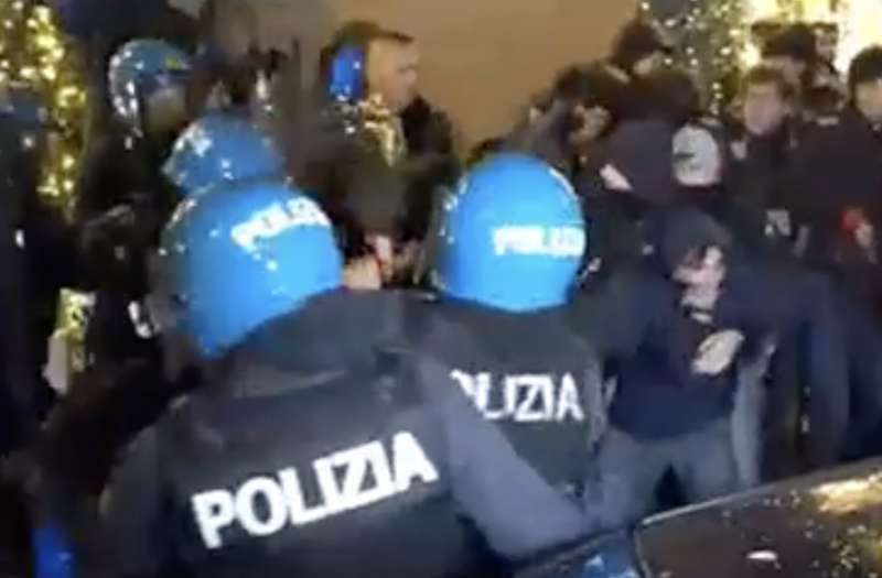 tafferugli tra polizia e studenti a roma 9