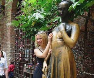 turista tocca il seno alla statua di giulietta a verona