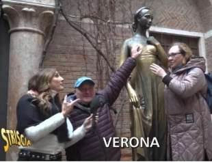 turisti toccano il seno alla statua di giulietta a verona - servizio di striscia la notizia