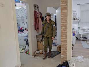 UNA SOLDATESSA ISRAELIANA IN UNO DEI KIBBUTZ ATTACCATI IL 7 OTTOBRE DA HAMAS